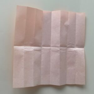 折り紙を広げる